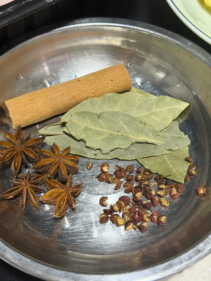 黄豆焖鸡爪猪蹄 第 4 步