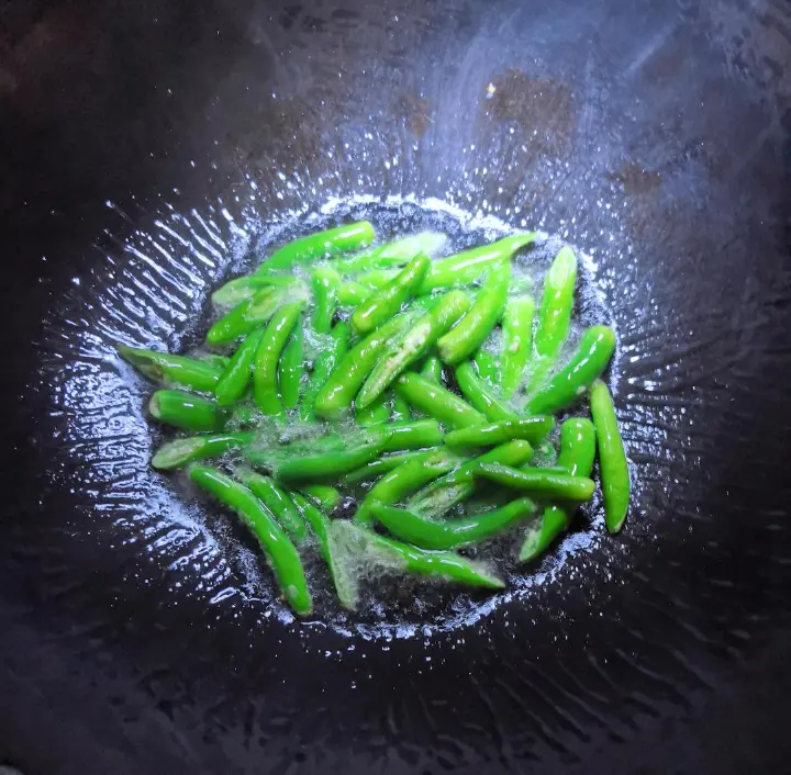 蒜香杭椒炒茄子 第 9 步