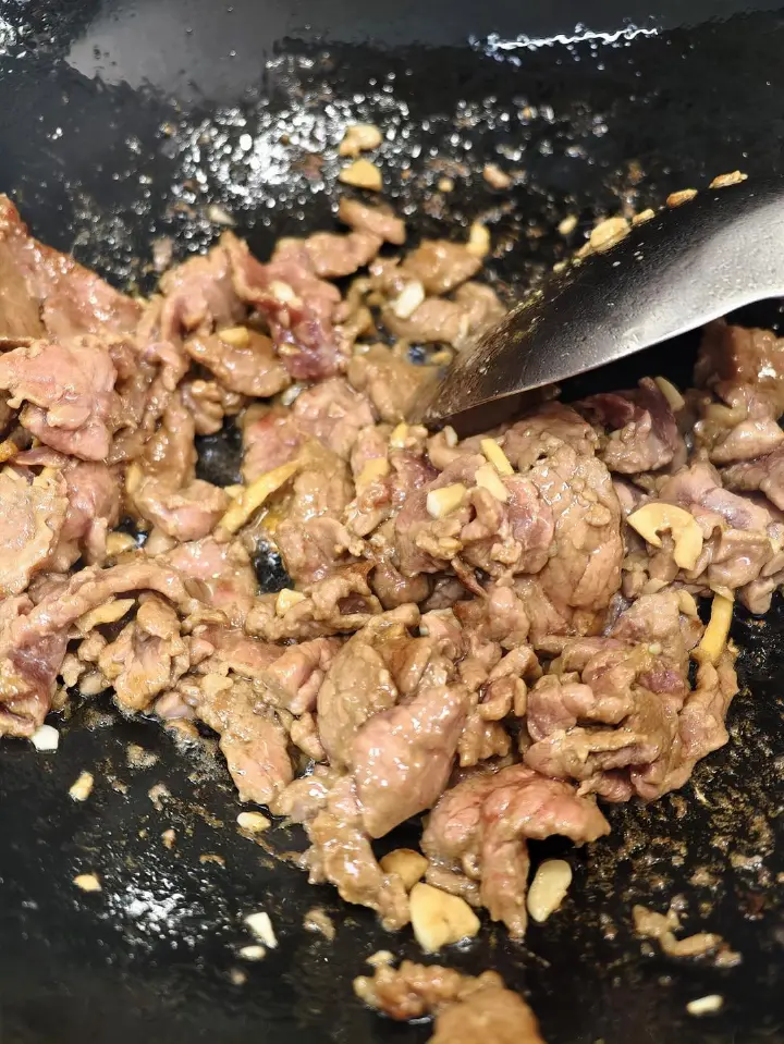 蒜苔炒牛肉 第 3 步