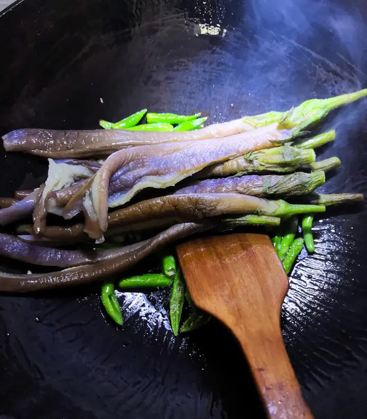 蒜香杭椒炒茄子 第 10 步