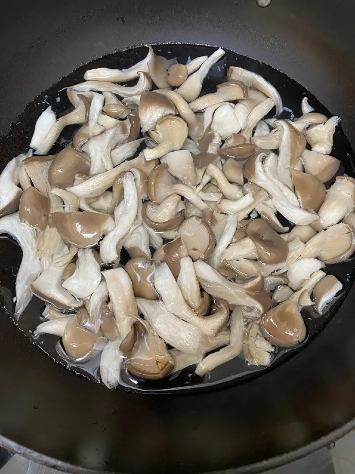 大蒜叶炒茨菇平菇 第 3 步