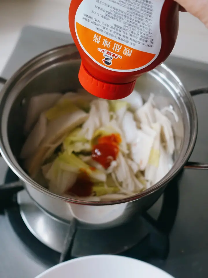 辣酱拌鱼饼年糕 第 3 步