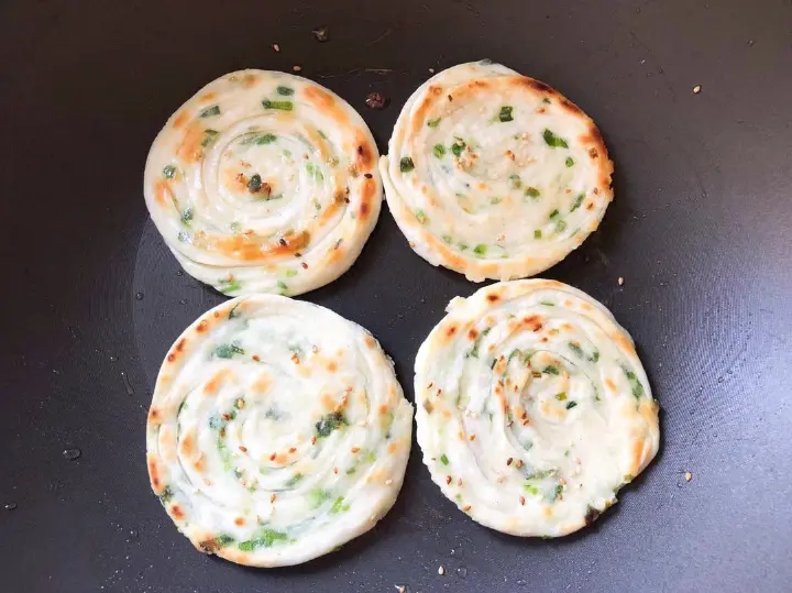 饺子皮葱油饼 第 14 步