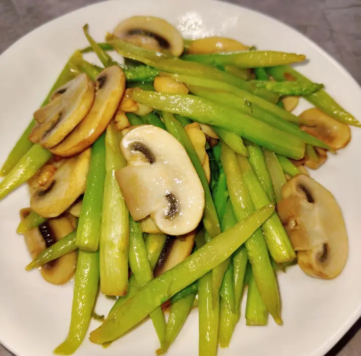 芦笋炒口蘑 第 1 步