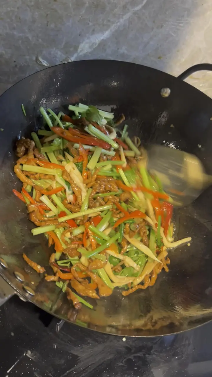 杏鲍菇芹菜炒肉丝 第 5 步