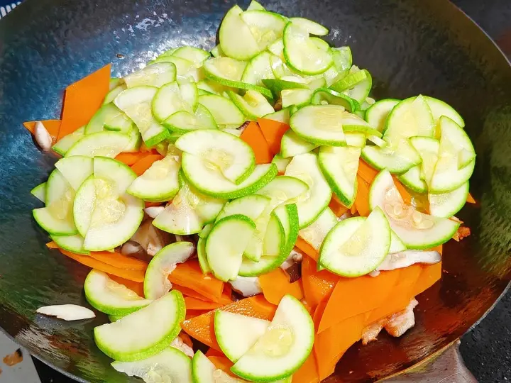 香菇肉片炒西葫芦 第 5 步