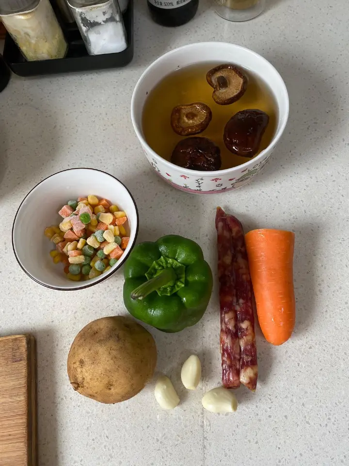 土豆腊肠焖饭 第 1 步