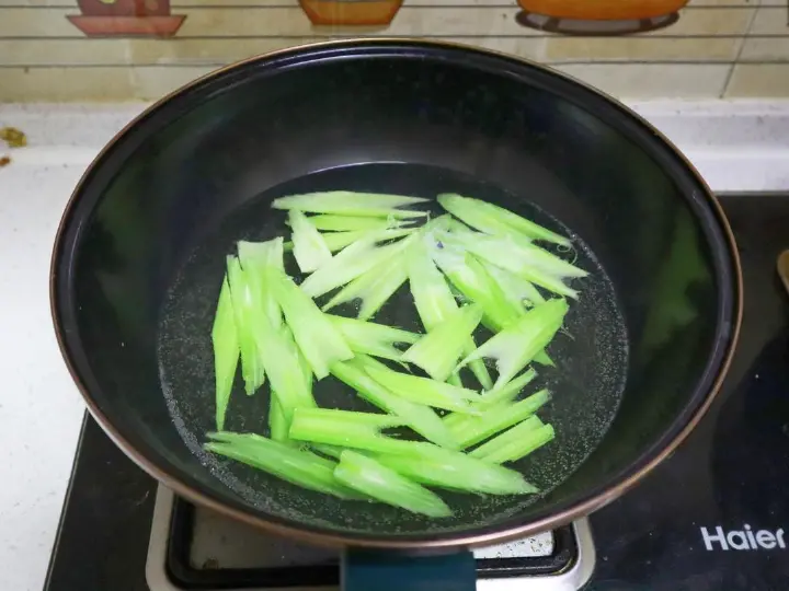 芹菜炒腊肠 第 3 步