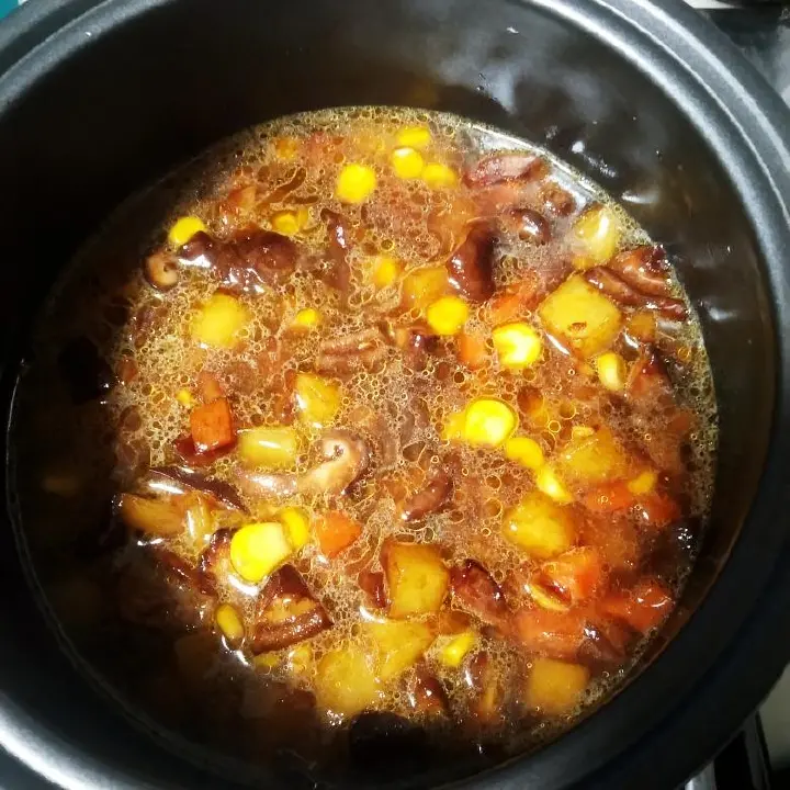 腊肠土豆香菇焖饭 第 4 步
