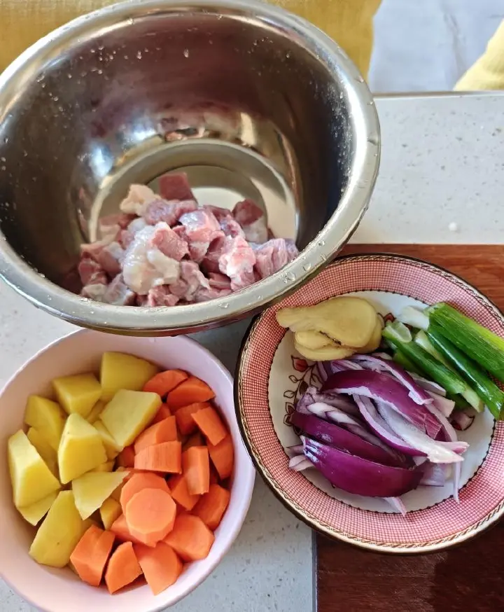 土豆胡萝卜炖牛肉 第 1 步