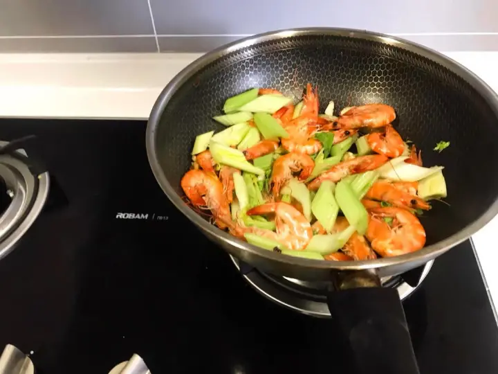 鲜蔬炒虾 第 1 步