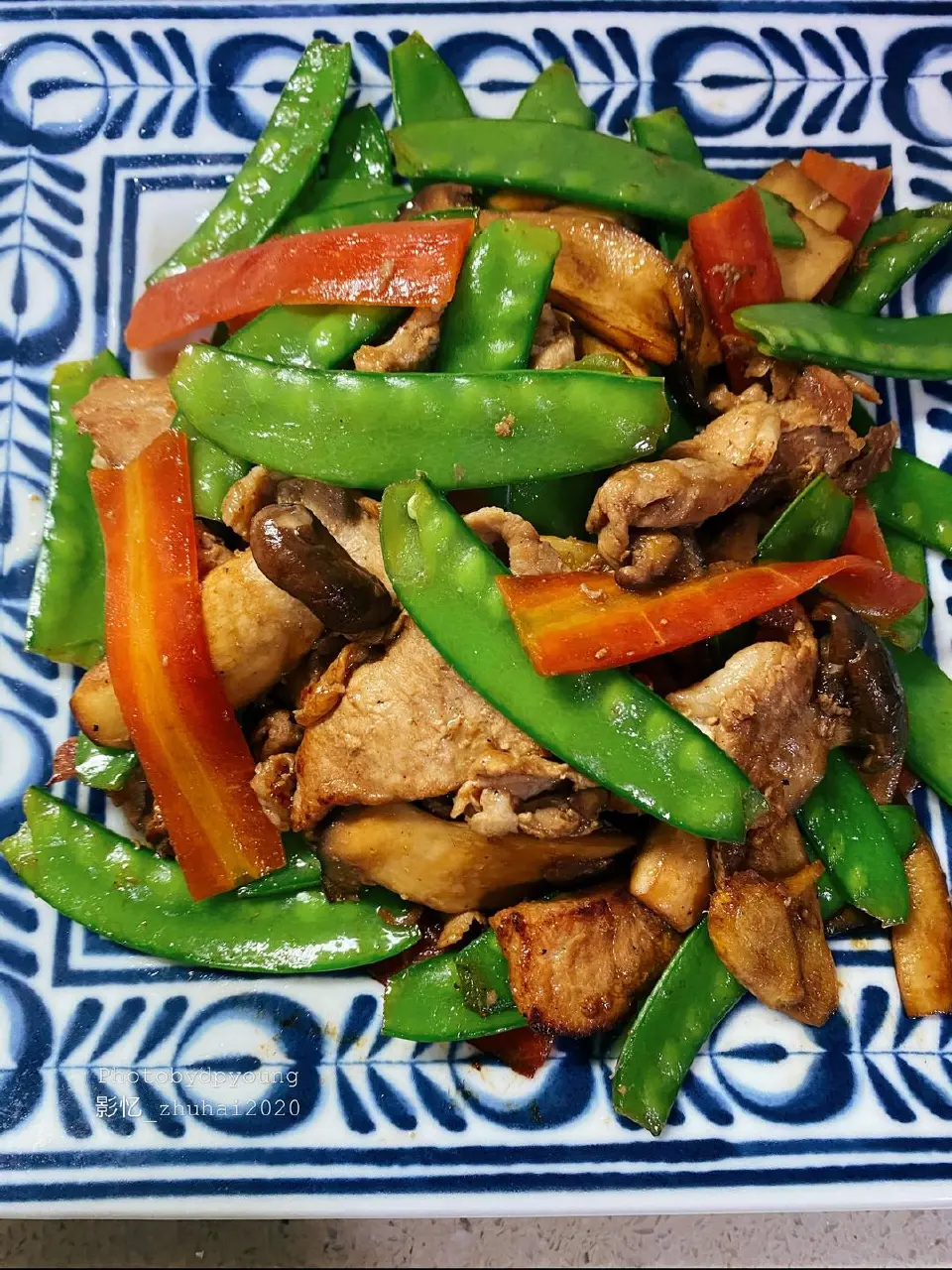 瘦肉杏鲍菇炒荷兰豆成品图