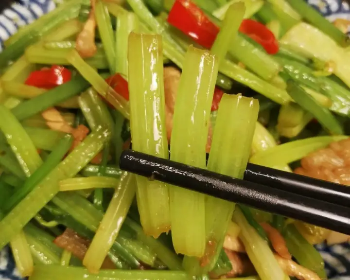 芹菜炒肉丝 第 6 步