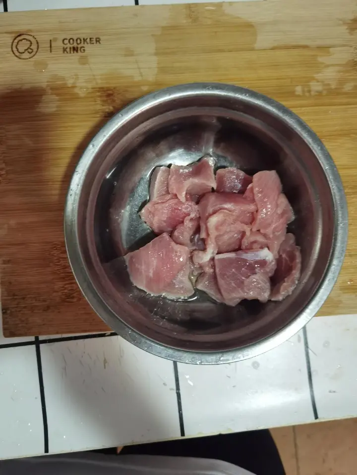 胡萝卜炒肉片 第 1 步