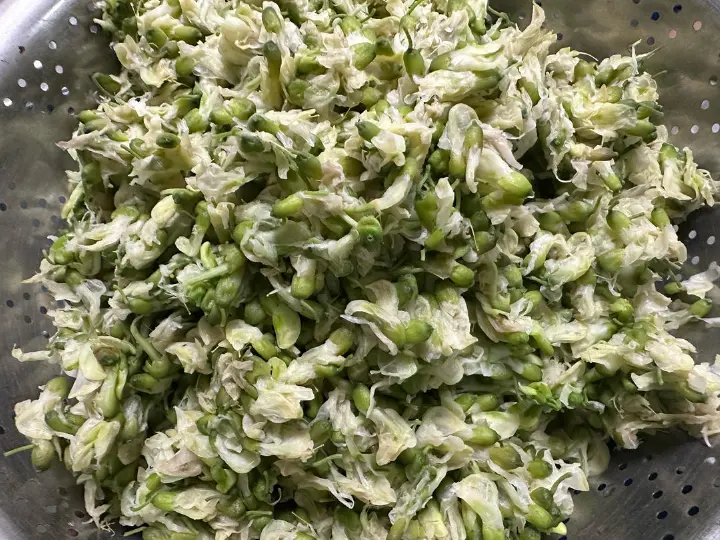 槐花发面软饼 第 1 步