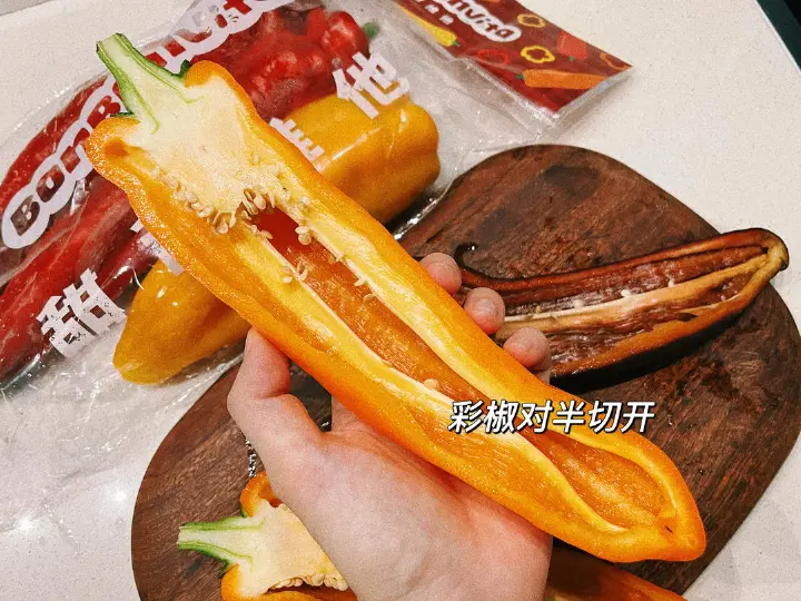 牛油果虾仁滑蛋彩椒船 第 3 步