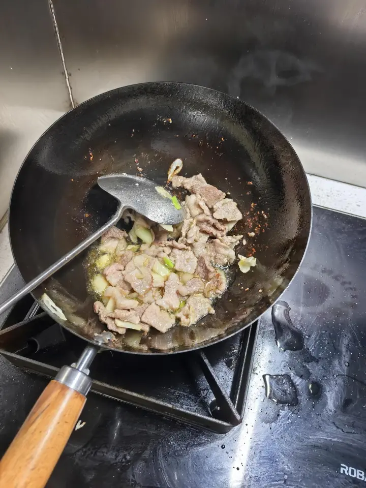 红汉菜炒肉片 第 2 步
