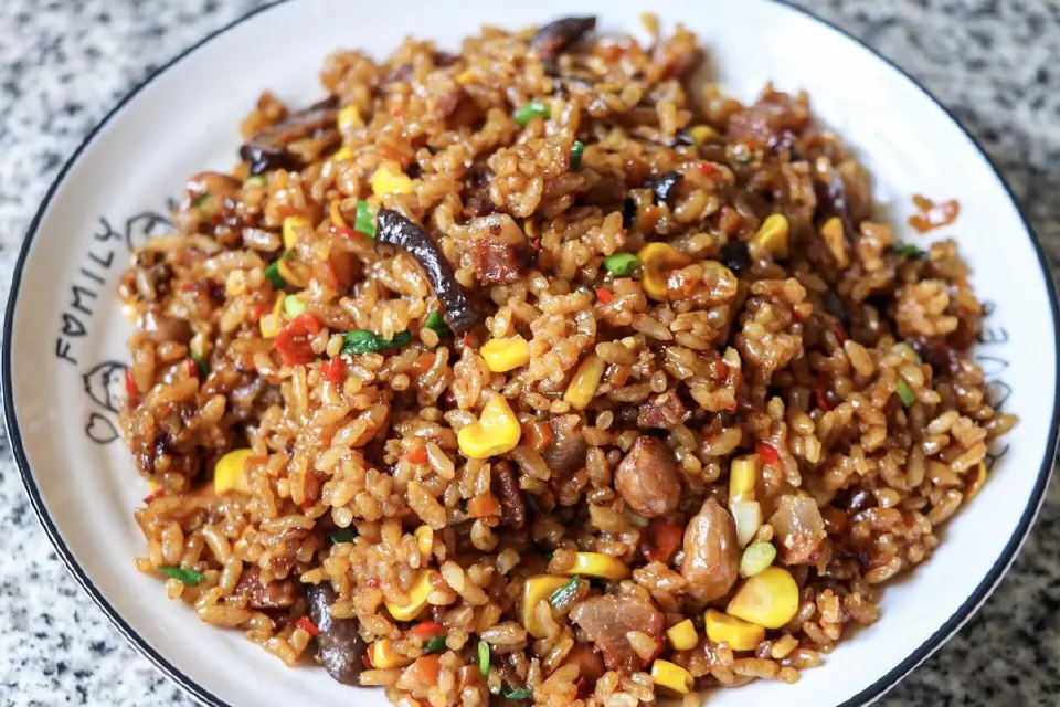 电饭煲腊肠焖饭成品图