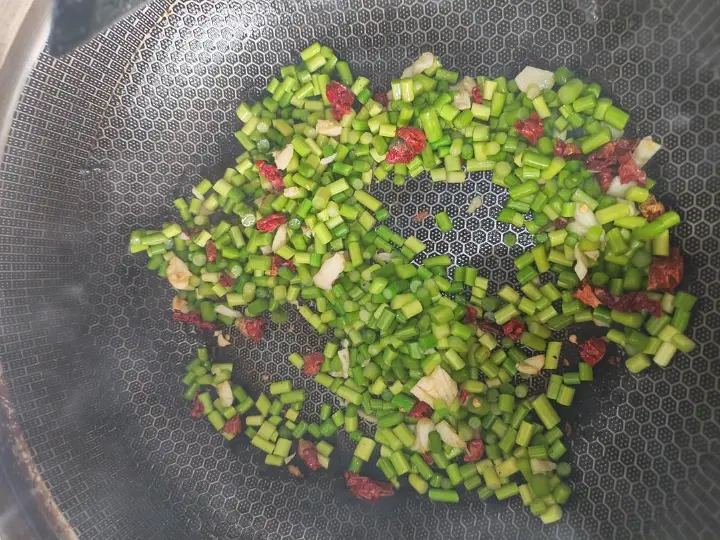 蒜苔鸡肉丁 第 8 步