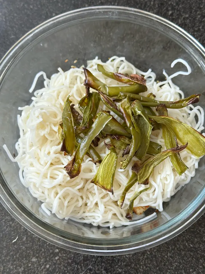 茄子皮蛋拌面 第 7 步