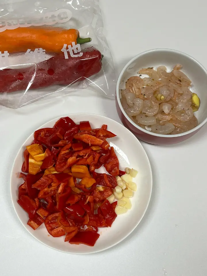 彩椒炒虾仁 第 3 步