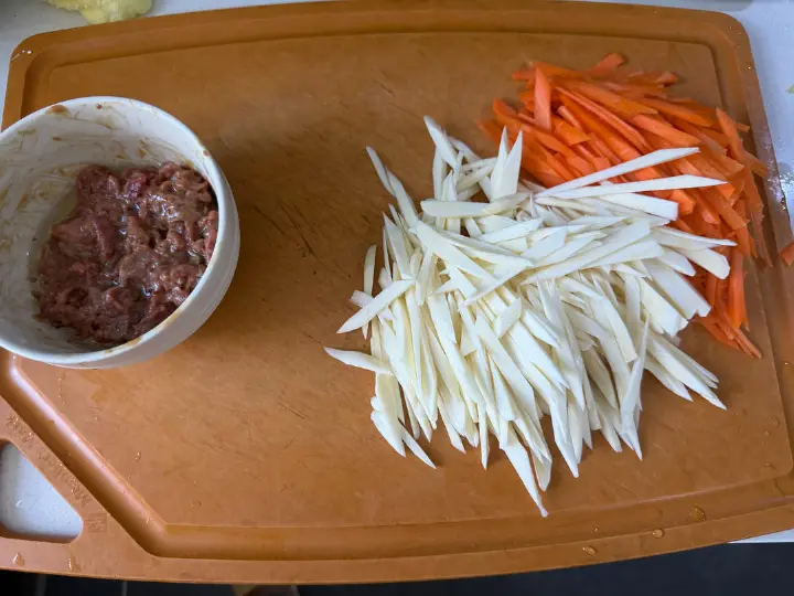 胡萝卜茭白丝炒牛肉 第 1 步