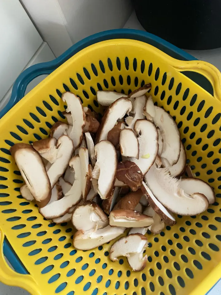 五花肉炒白菜香菇 第 3 步
