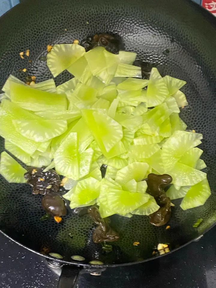 莴笋木耳炒鸡蛋 第 6 步