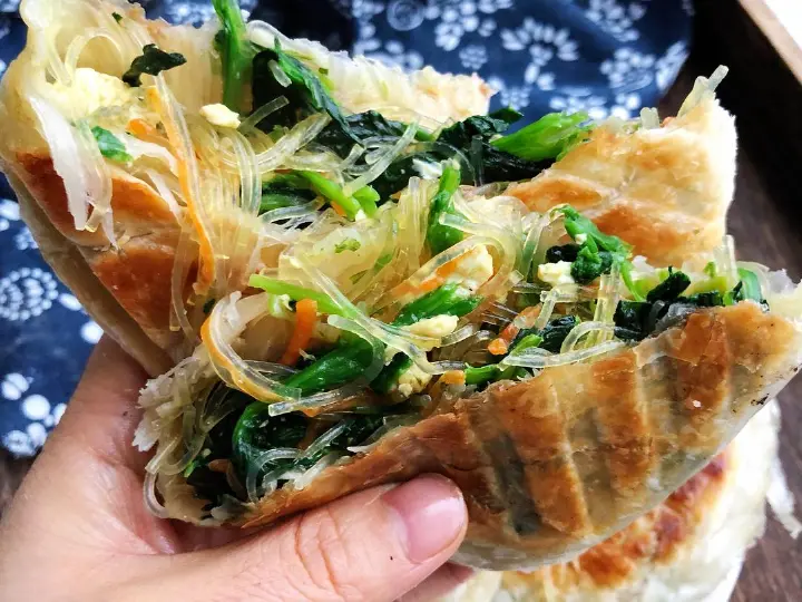 菠菜鸡蛋手抓饼馅饼 第 17 步