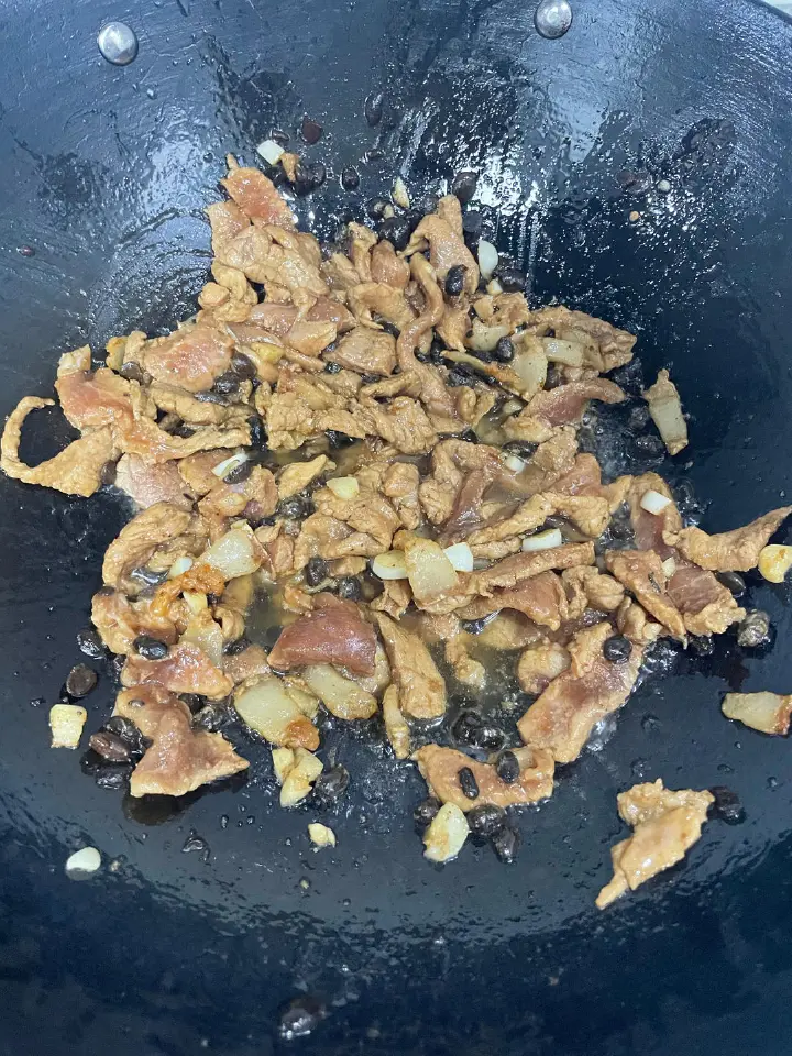 豆豉辣椒炒肉 第 4 步
