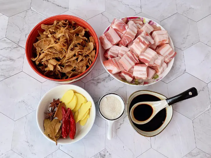 笋干红烧肉 第 1 步