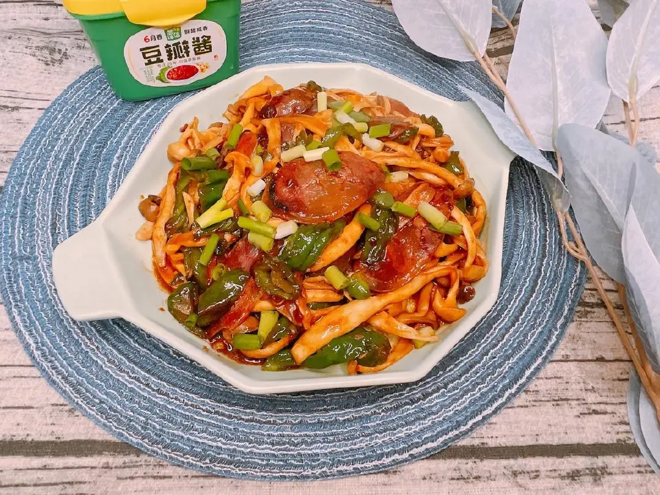 菌菇炒腊肠成品图