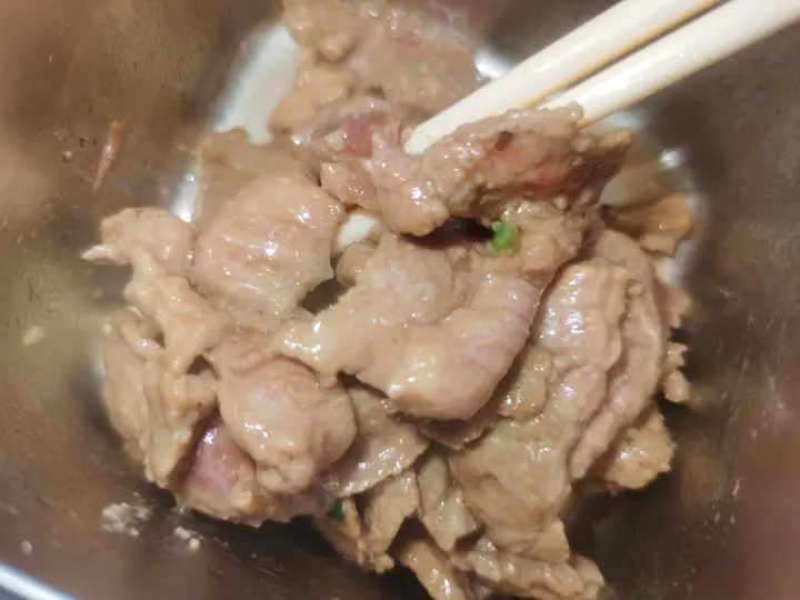 包菜炒肉片 第 2 步