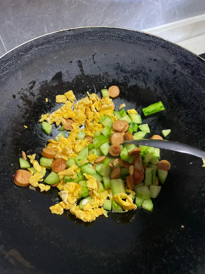 鸡蛋香肠炒黄瓜 第 6 步