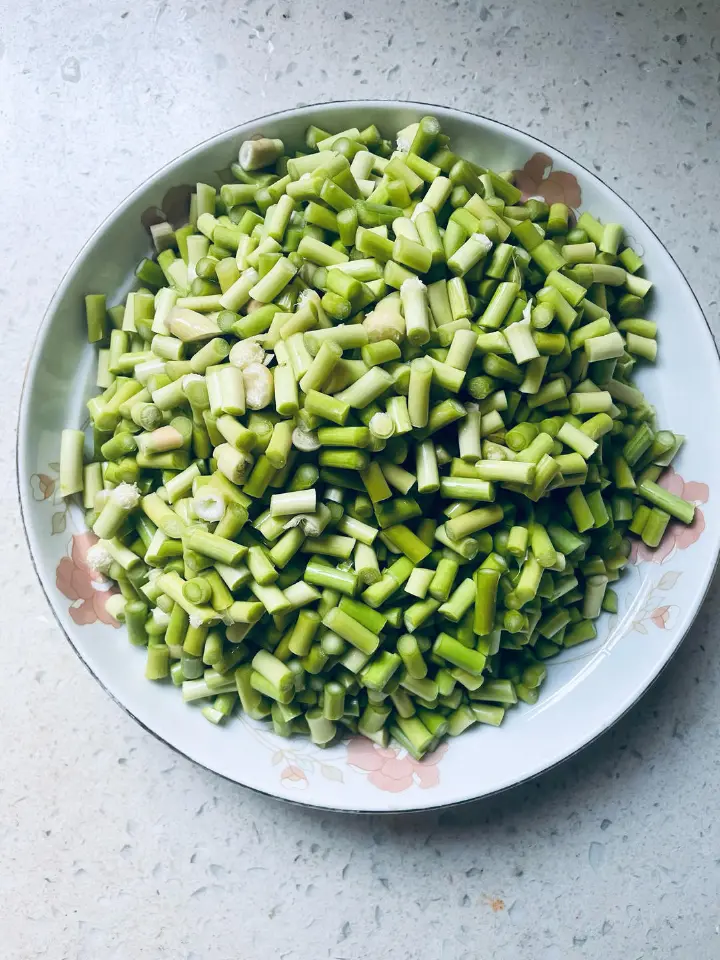 蒜苔炒肉末 第 2 步