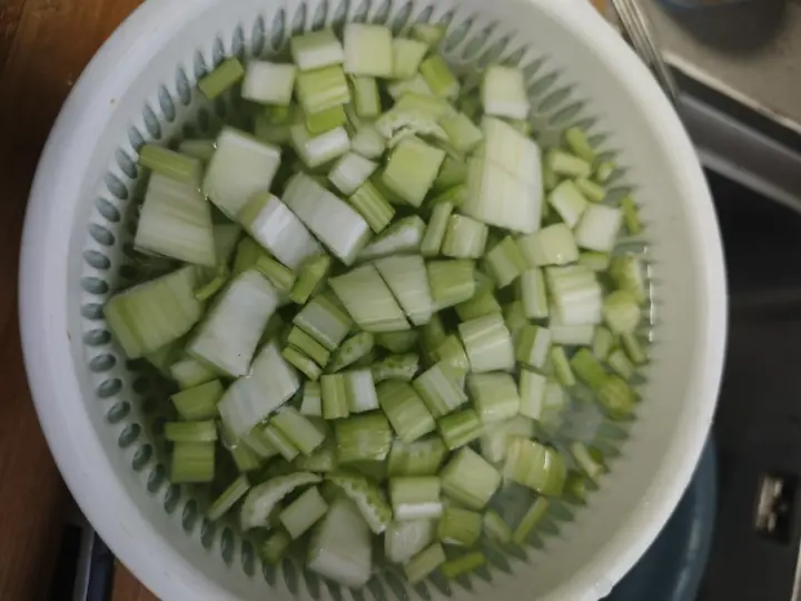 凉拌西芹 第 3 步