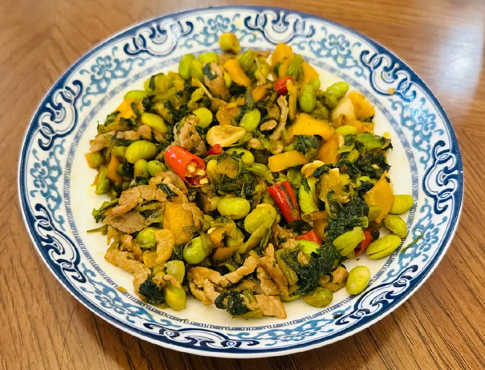 腌菜花毛豆米炒肉丝成品图