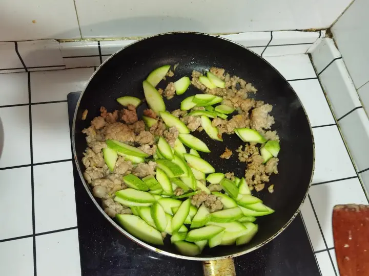 西葫芦炒肉蛋 第 8 步