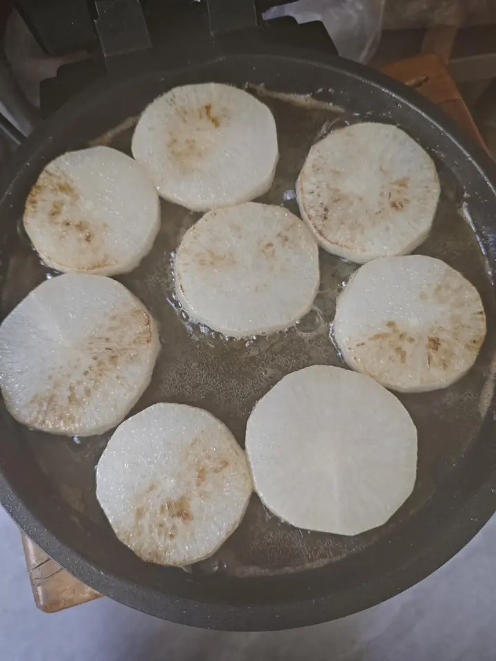 砂锅香菇素烧白萝卜 第 3 步