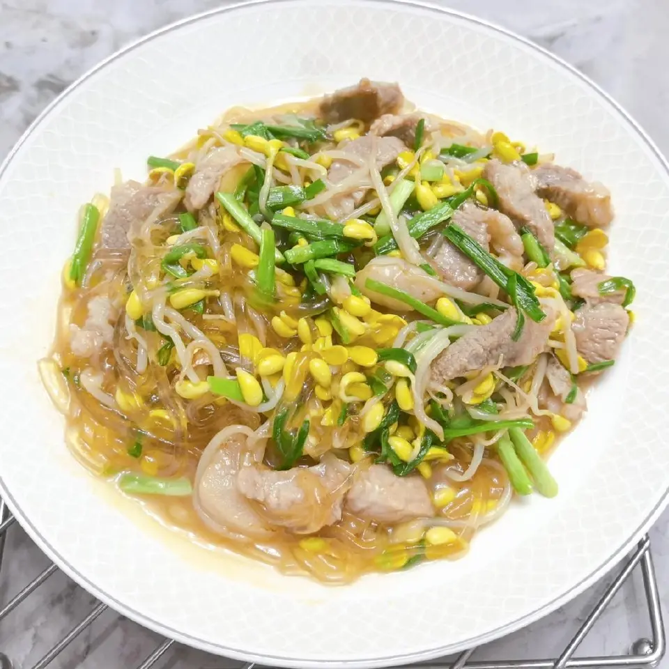 黄豆芽炖粉条成品图