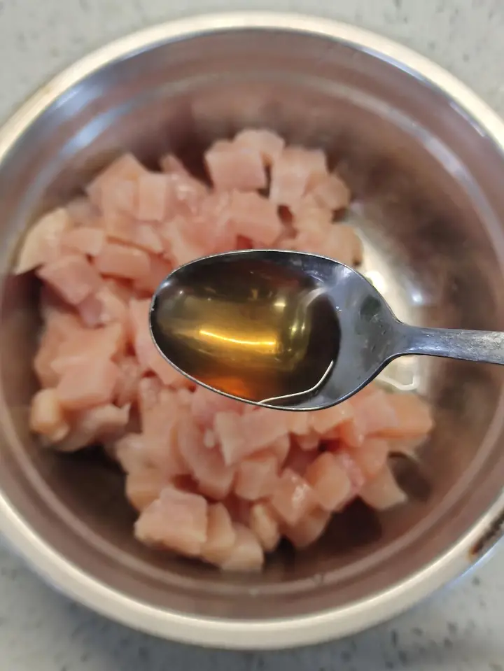 香辣鸡胸肉拌饭 第 1 步