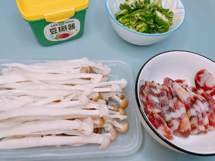 菌菇炒腊肠 第 1 步