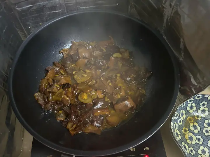 青椒牛肝菌炒腊肉 第 14 步