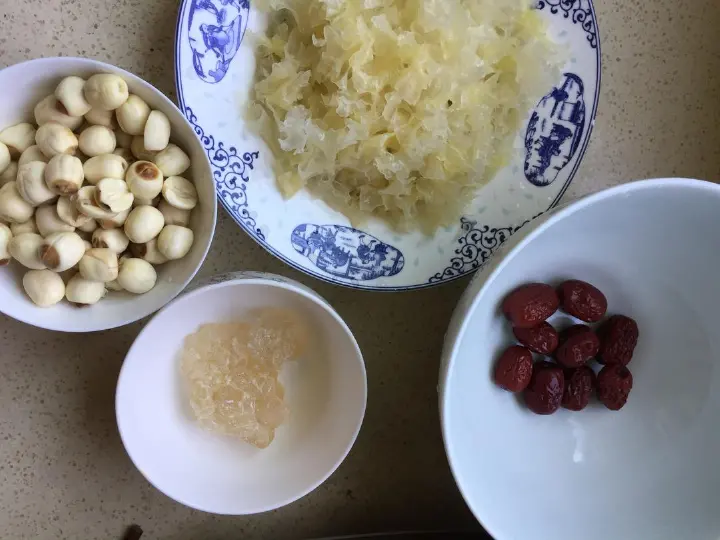 红枣银耳莲子羹 第 1 步