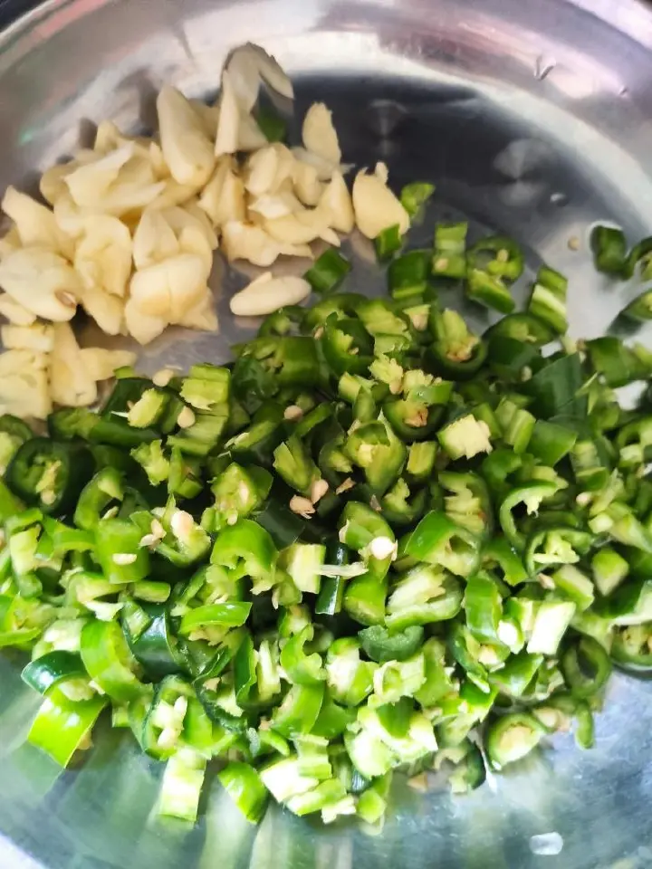 胡萝卜炒肉 第 2 步