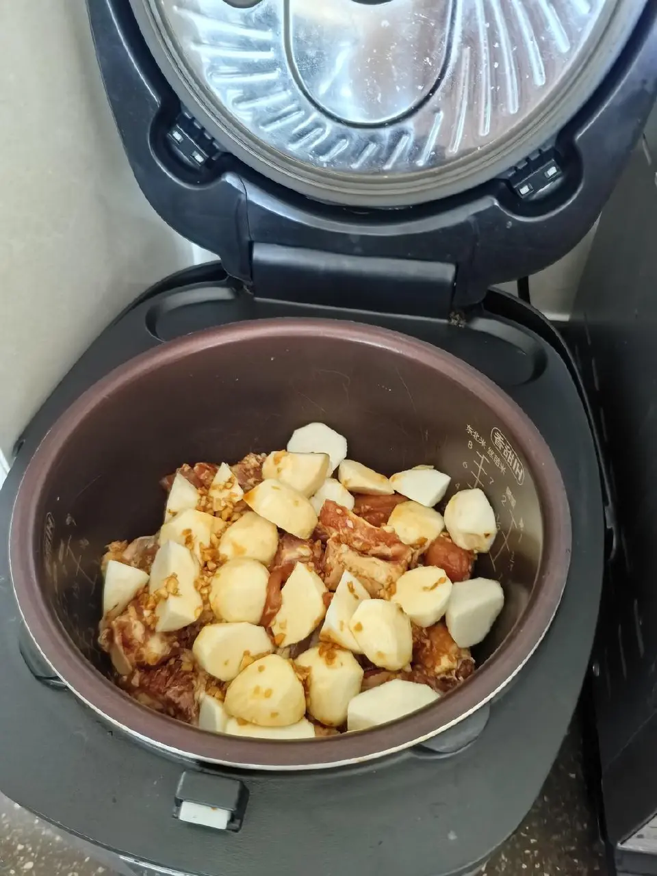 电饭煲排骨焖芋头成品图