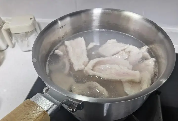 芹菜百合炒肉片 第 2 步
