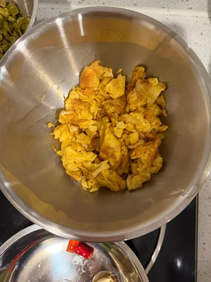 酸豆角炒鸡蛋 第 2 步
