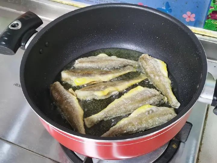 干煎小黄鱼与雪菜烧黄鱼 第 4 步