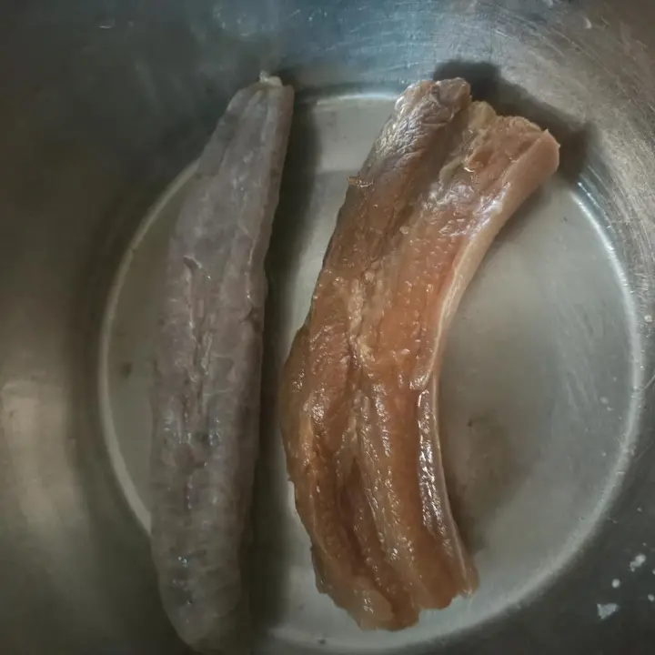 酸菜炒腊肉腊肠 第 2 步